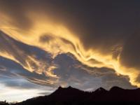 Bergkamm mit gewaltiger Föhnsturm Wolkenwand